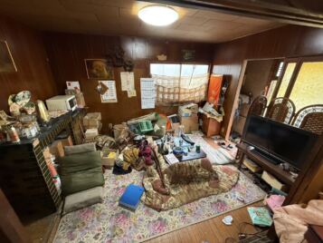 徳島県美馬市の遺品整理事例。生活用品や家具が残された作業前の居間の様子(Before)。