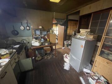 【Before】美馬市O様邸の遺品整理。冷蔵庫や調理器具、埃が目立つ作業前の台所。