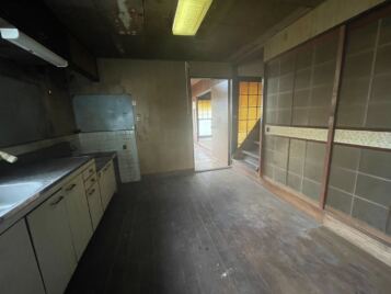 【After】美馬市O様邸の遺品整理。冷蔵庫等の家電もすべて回収し、床清掃を終えた台所。