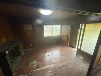 美馬市O様邸の遺品整理完了後。全ての家具・不用品が撤去され清掃が行き届いた居間(After)。