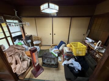 美馬市O様邸の遺品整理作業前。ストーブや生活ゴミ、家財道具が残された和室(Before)。